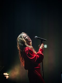 Rebekka Bakken am Mikrofon