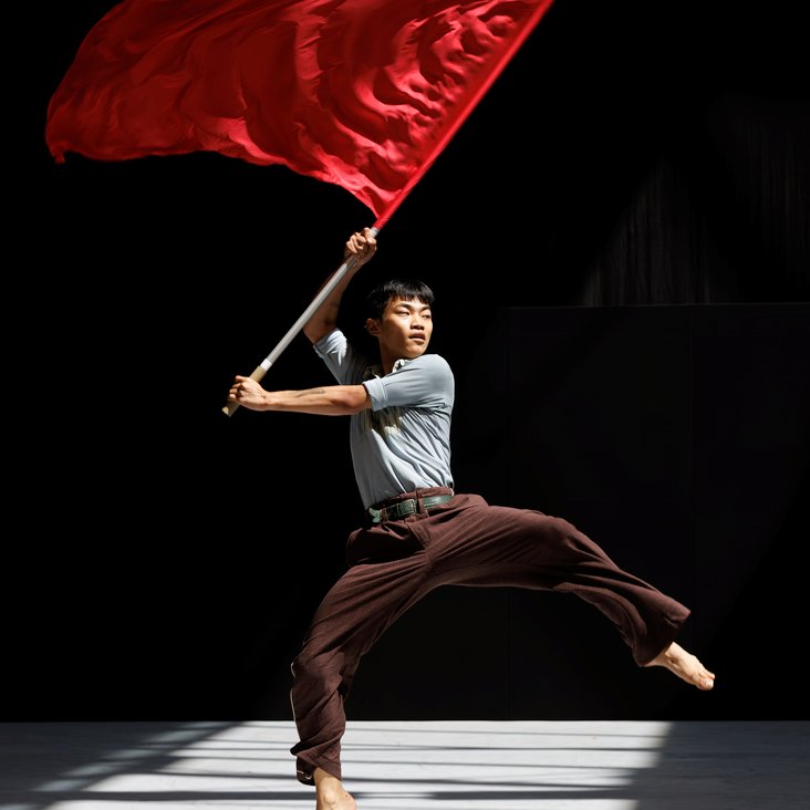 Die Gauthier Dance JUNIORS in Kostümen auf der Sporthallen-Bühne im Theaterhaus