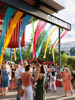 COLOURS Stimmung und Menschen vor dem Theaterhaus