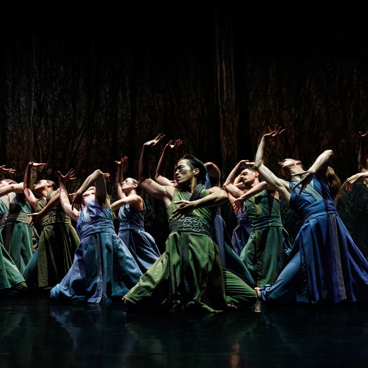 Das Ensemble von Gauthier Dance in Akram Khans "Turning of Bones" auf der Theaterhaus-Bühne