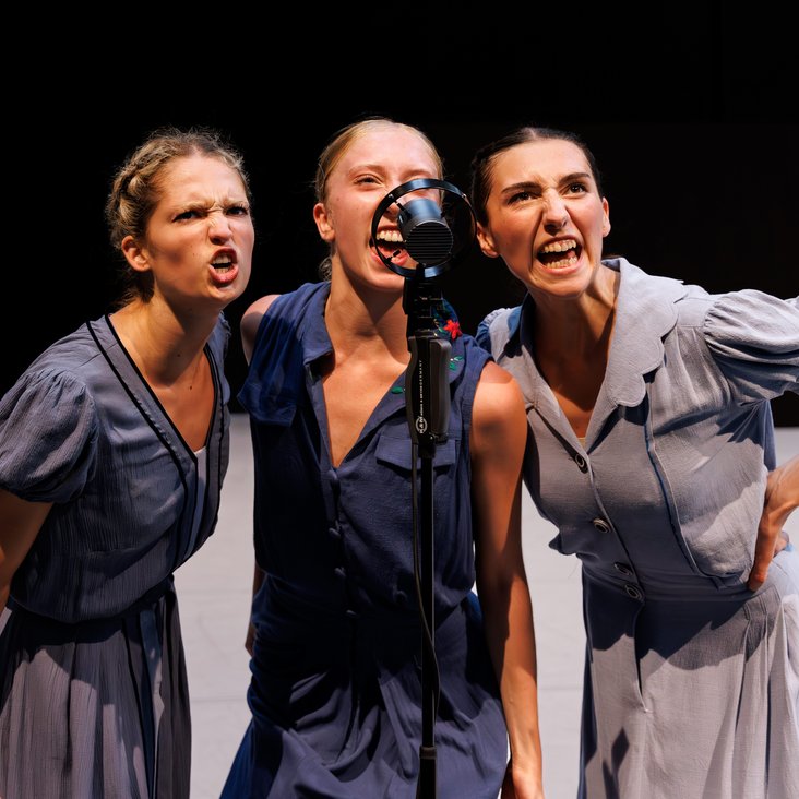 Die Gauthier Dance JUNIORS in Kostümen auf der Sporthallen-Bühne im Theaterhaus