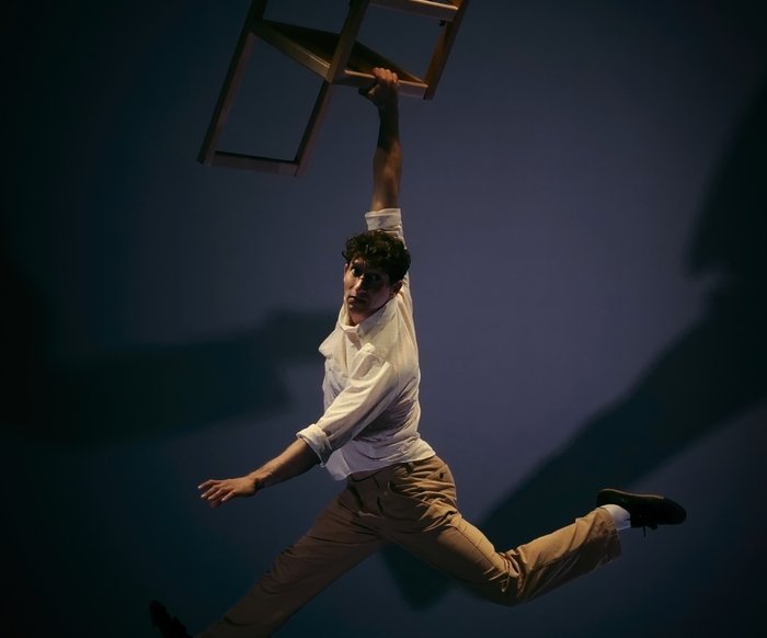 Lukas Aue bei einem Kunststück mit einem Stuhl auf der Bühne