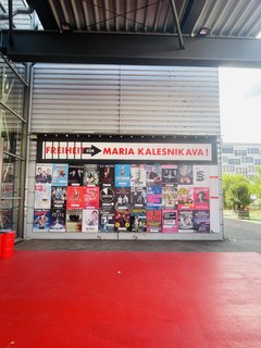 Plakatwand vor dem Theaterhaus mit großem Banner: Freiheit für Maria Kalesnikava!