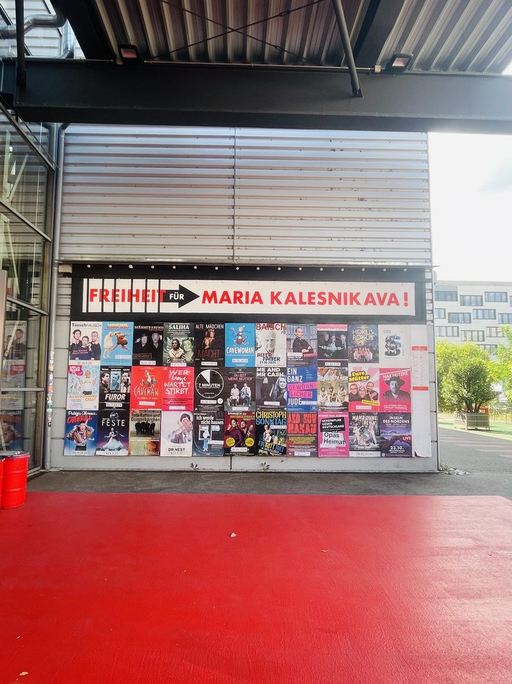 Plakatwand vor dem Theaterhaus mit großem Banner: Freiheit für Maria Kalesnikava!