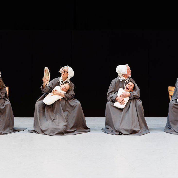 Die Gauthier Dance JUNIORS in Kostümen auf der Sporthallen-Bühne im Theaterhaus