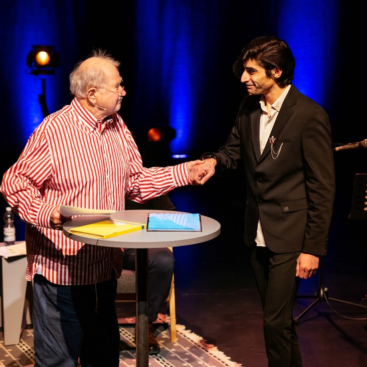 Protagonist:innen aus der Produktion "Angekommen" auf der Bühne.