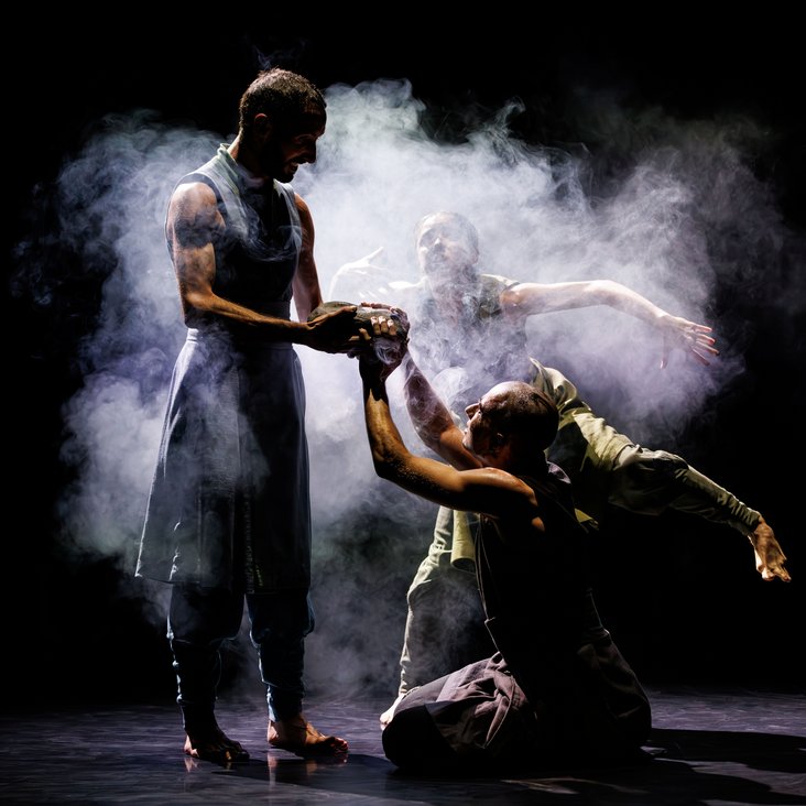 Das Ensemble von Gauthier Dance in Akram Khans "Turning of Bones" auf der Theaterhaus-Bühne