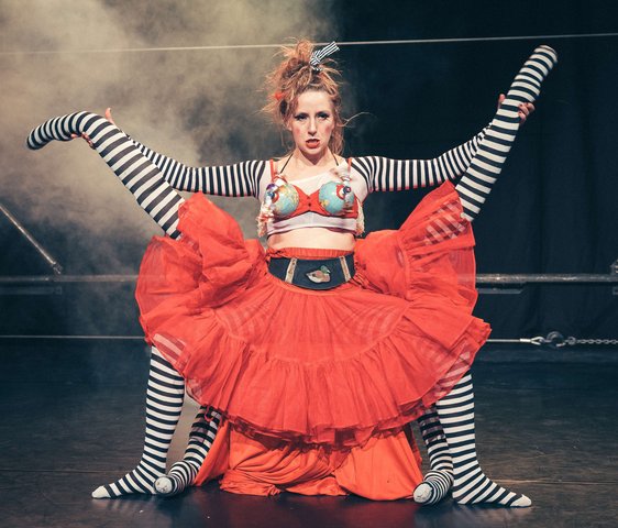 Das Ensemble der Barbaren Barbies auf der Bühne