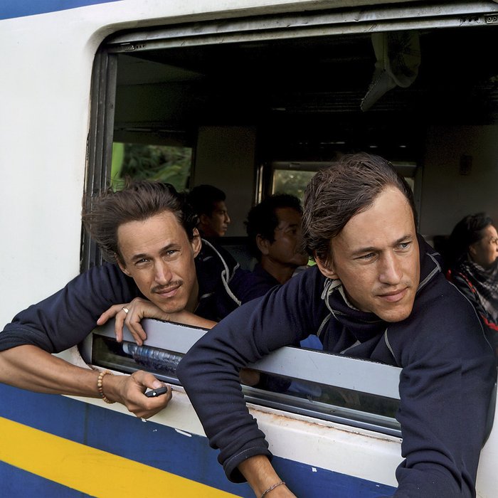 Foto von Hansen und Paul Hoepner wie sie sich aus einem offenen Zugfenster lehnen