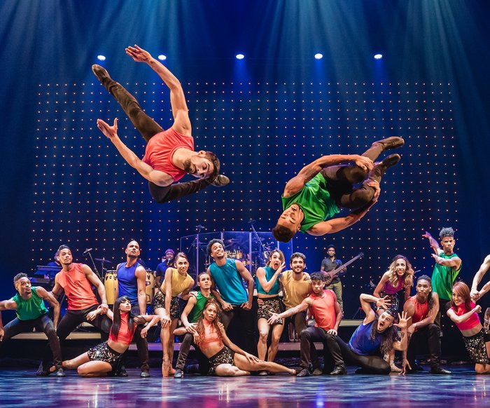 Das Ensemble von Ballet Revolución live auf der Bühne