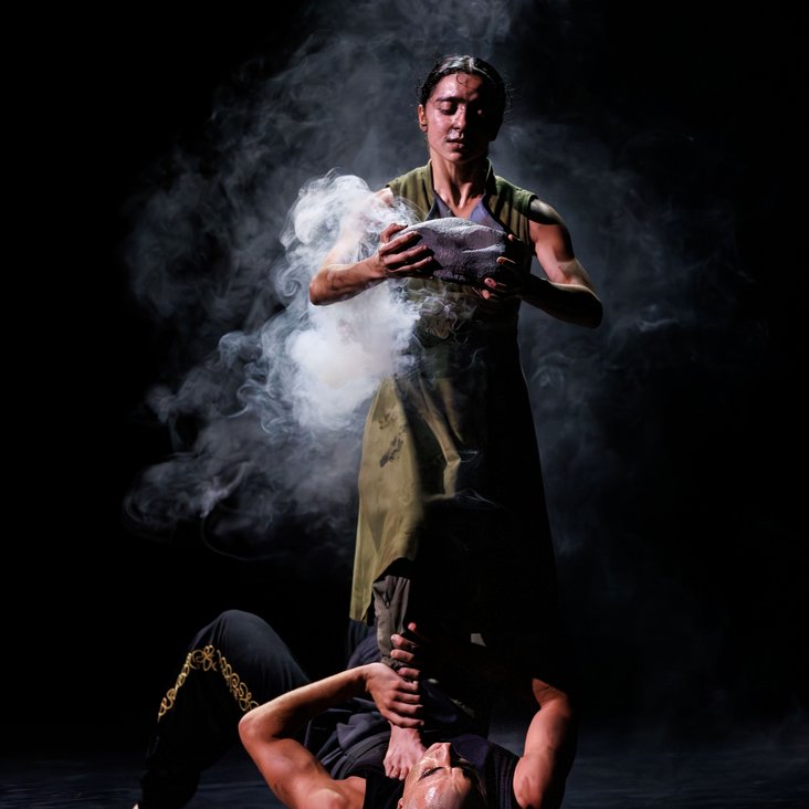 Das Ensemble von Gauthier Dance in Akram Khans "Turning of Bones" auf der Theaterhaus-Bühne