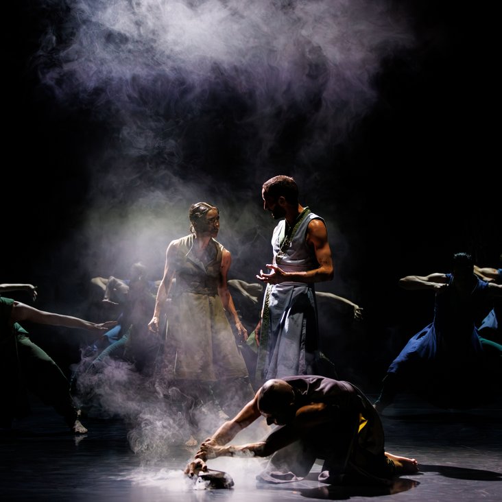 Das Ensemble von Gauthier Dance in Akram Khans "Turning of Bones" auf der Theaterhaus-Bühne