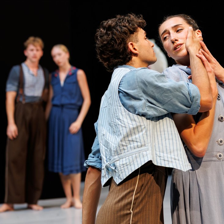 Die Gauthier Dance JUNIORS in Kostümen auf der Sporthallen-Bühne im Theaterhaus