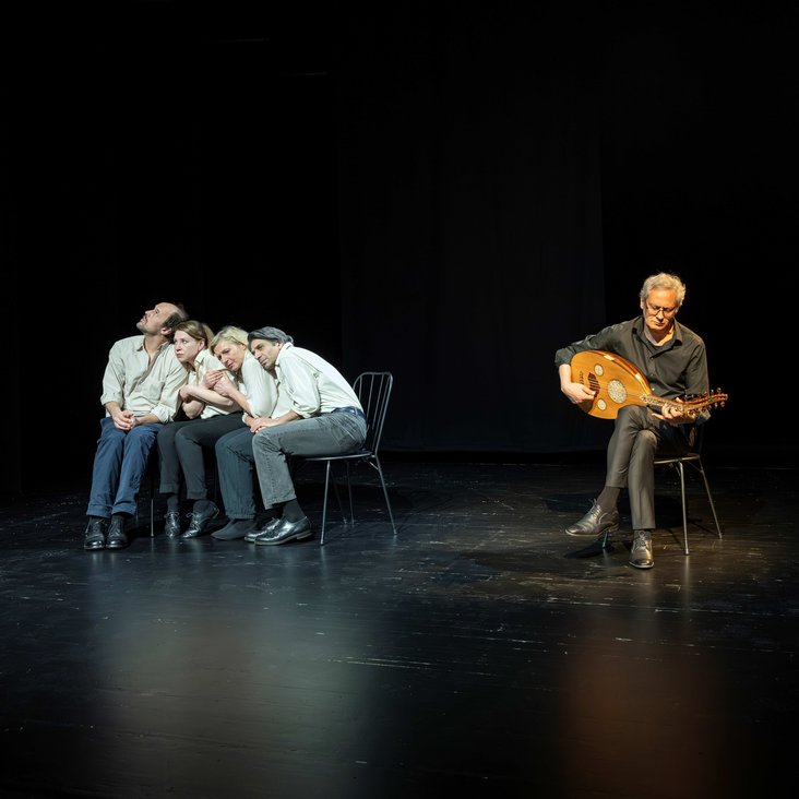 Das Ensemble von "71023" auf der Bühne