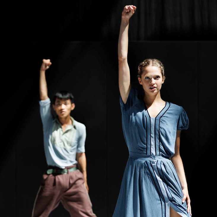 Die Gauthier Dance JUNIORS in Kostümen auf der Sporthallen-Bühne im Theaterhaus