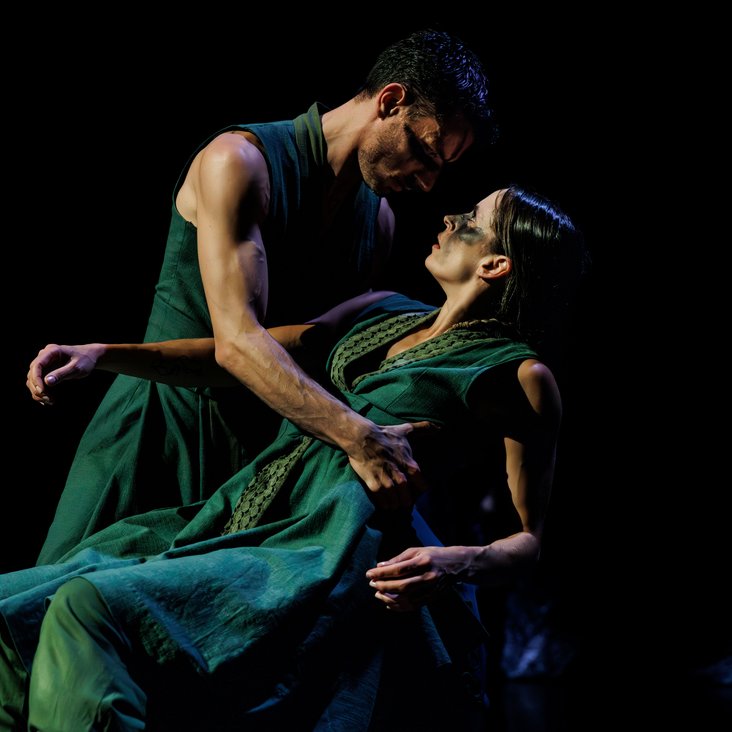 Das Ensemble von Gauthier Dance in Akram Khans "Turning of Bones" auf der Theaterhaus-Bühne