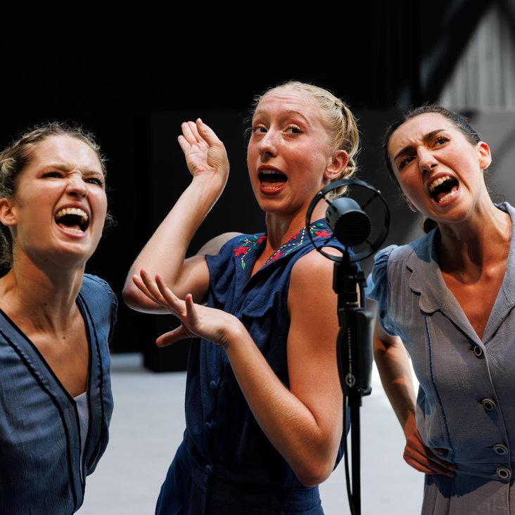 Die Gauthier Dance JUNIORS in Kostümen auf der Sporthallen-Bühne im Theaterhaus
