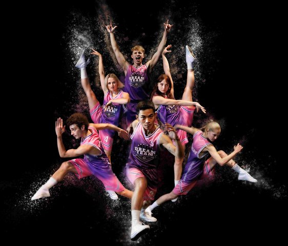 Die Tänzer:innen der Gauthier Dance JUNIORS sind in sportlichen Trikots und Posen abgebildet. Der Hintergrund ist schwarz.