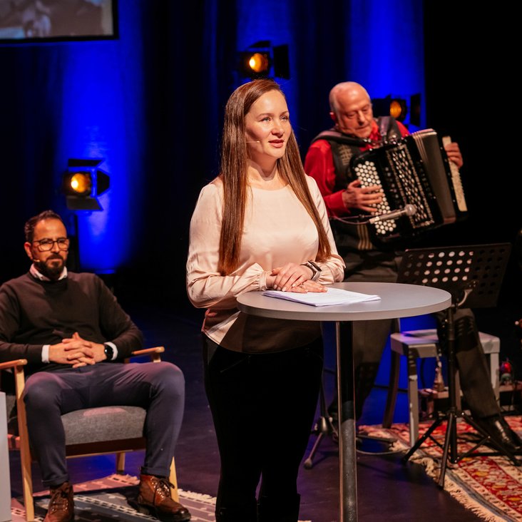 Protagonist:innen aus der Produktion "Angekommen" auf der Bühne.