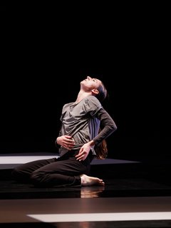 Tänzerin Anneleen Dedroog auf der Theaterhaus Bühne.