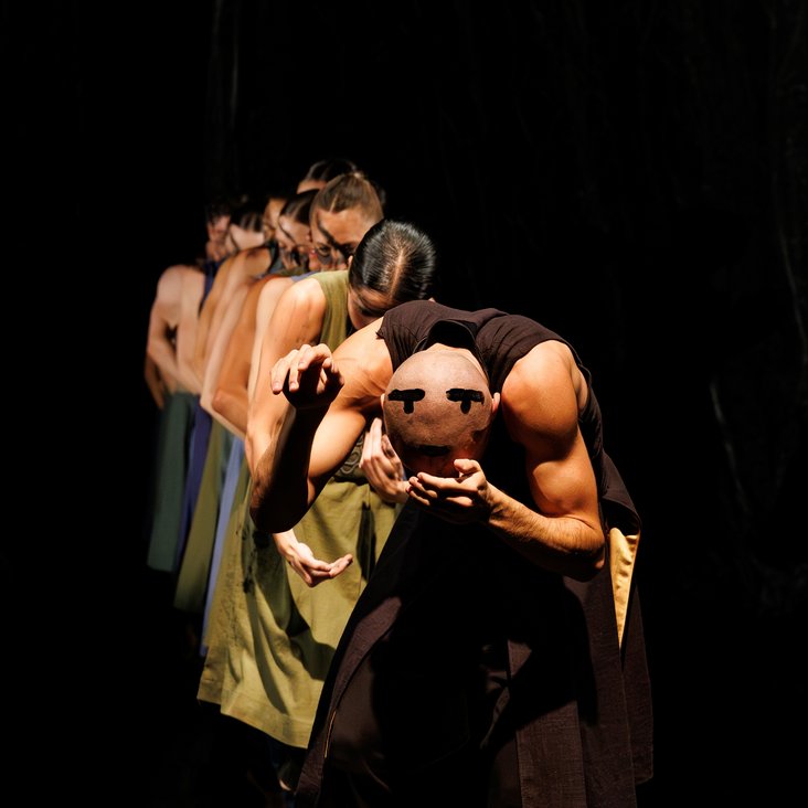 Das Ensemble von Gauthier Dance in Akram Khans "Turning of Bones" auf der Theaterhaus-Bühne