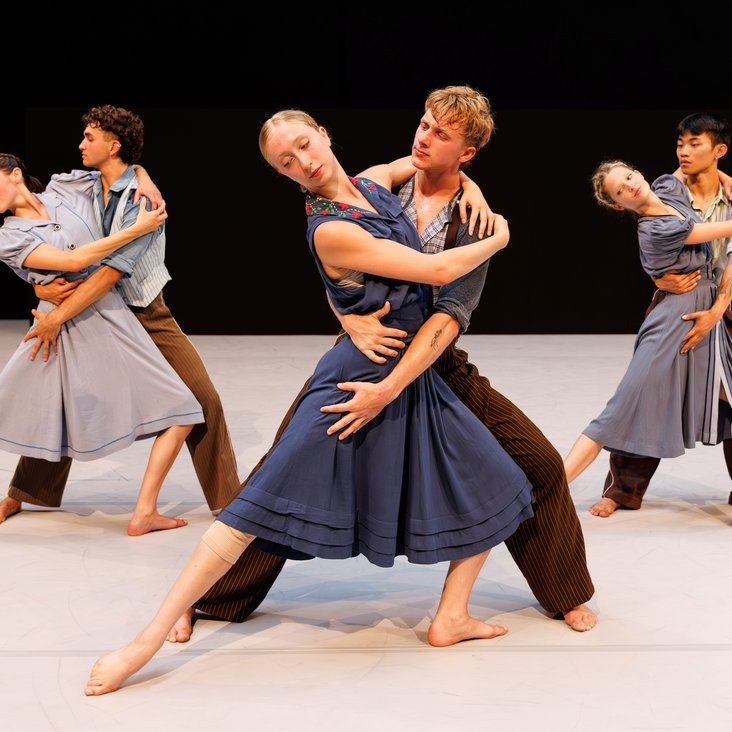 Die Gauthier Dance JUNIORS in Kostümen auf der Sporthallen-Bühne im Theaterhaus