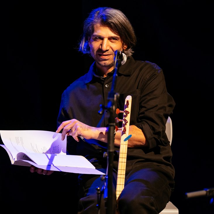 Protagonist:innen aus der Produktion "Angekommen" auf der Bühne.