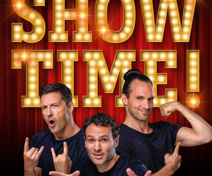 Über einem Foto der drei Künstler ist der Schriftzug "SHOWTIME" in Leuchtschrift zu sehen.