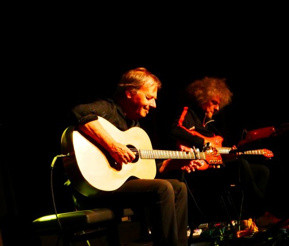 Ralf Illenberger und Thomas Maos mit ihren Gitarren auf der Bühne