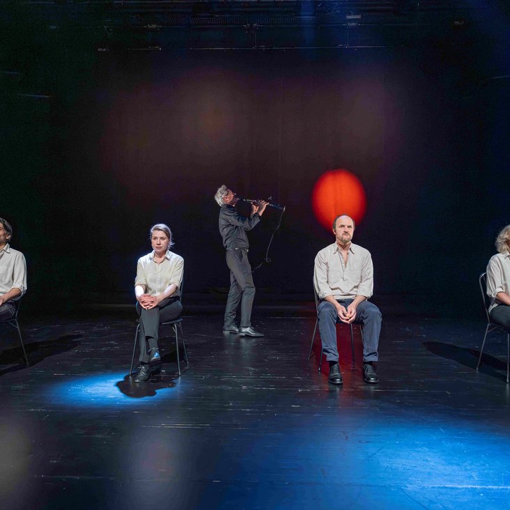 Das Ensemble von "71023" auf der Bühne