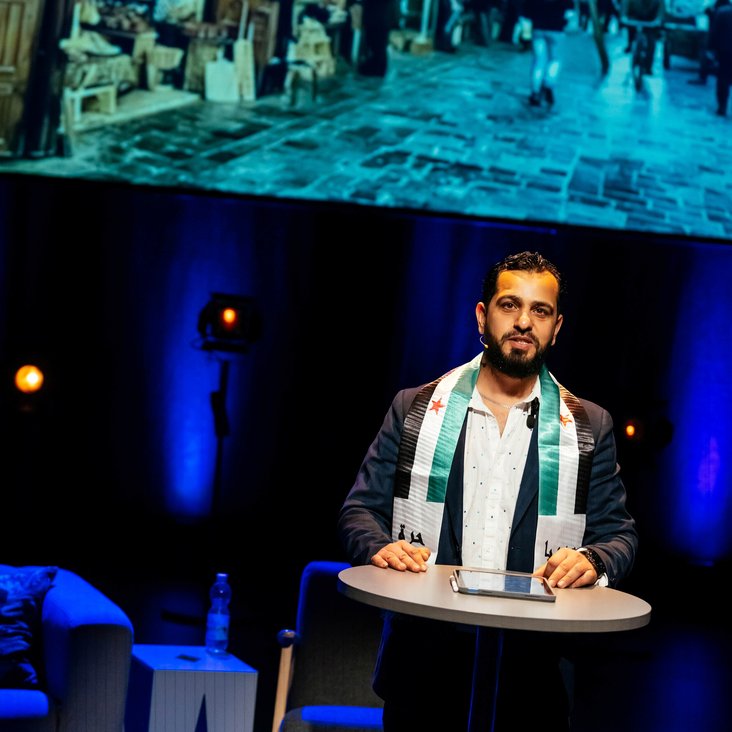 Protagonist:innen aus der Produktion "Angekommen" auf der Bühne.