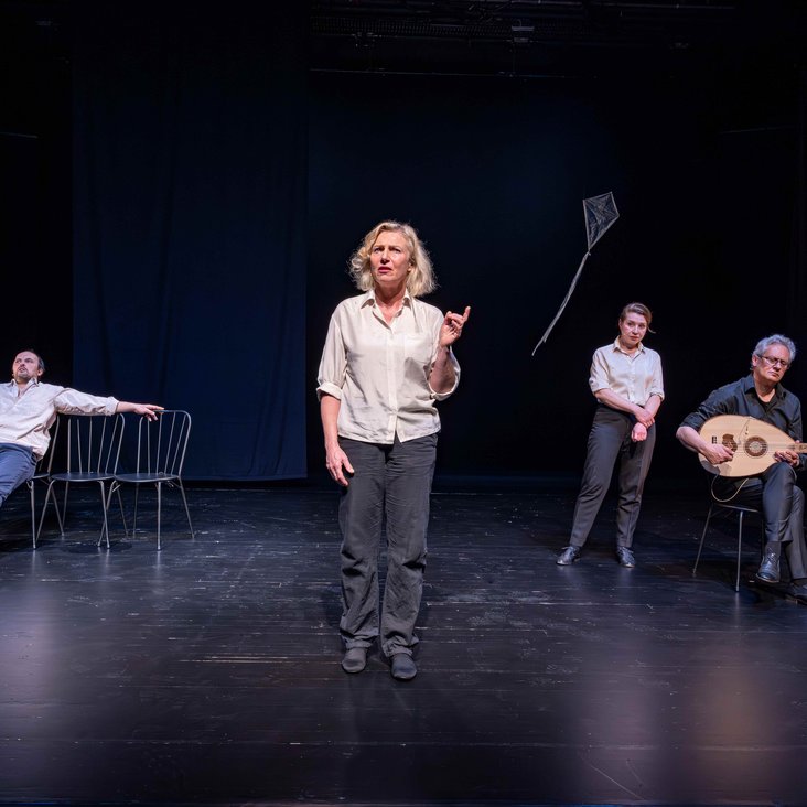 Das Ensemble von "71023" auf der Bühne