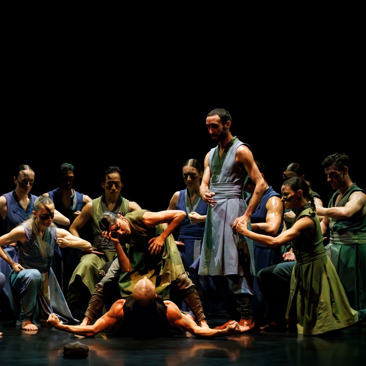 Das Ensemble von Gauthier Dance in Akram Khans "Turning of Bones" auf der Theaterhaus-Bühne
