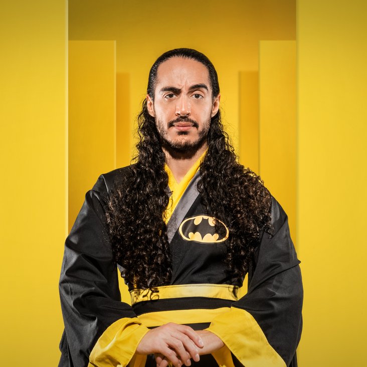 Masud Akbarzadeh in einem Batman-Kimono