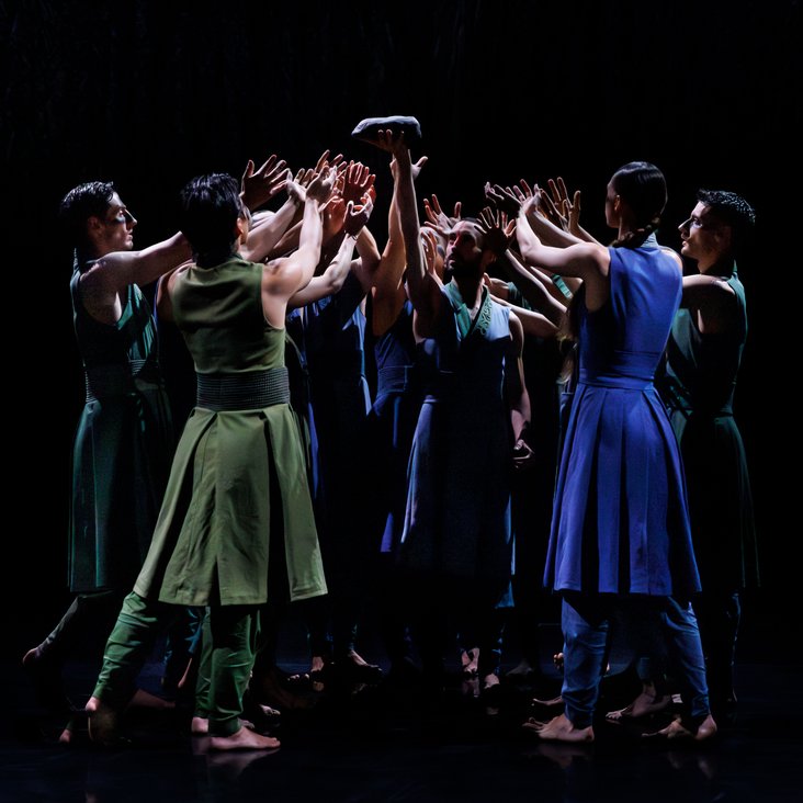 Das Ensemble von Gauthier Dance in Akram Khans "Turning of Bones" auf der Theaterhaus-Bühne
