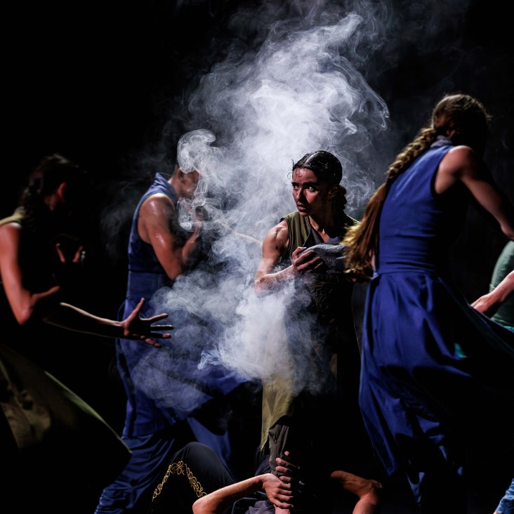 Das Ensemble von Gauthier Dance in Akram Khans "Turning of Bones" auf der Theaterhaus-Bühne