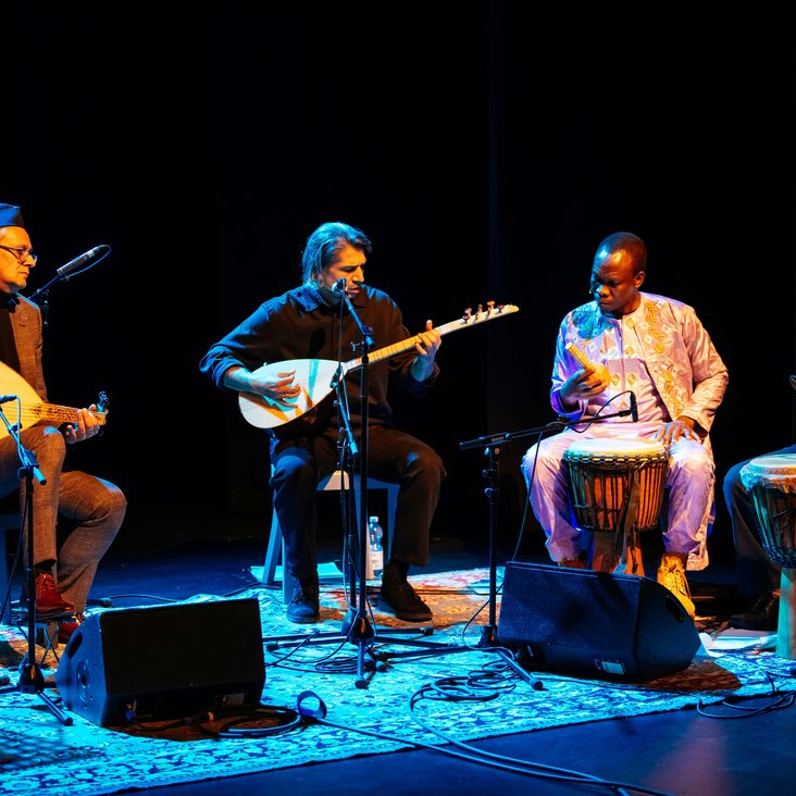 Protagonist:innen aus der Produktion "Angekommen" auf der Bühne.