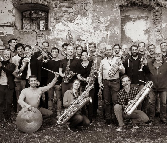 Ein schwarz-weiß Gruppenfoto des Bosch Jazz Orchestras