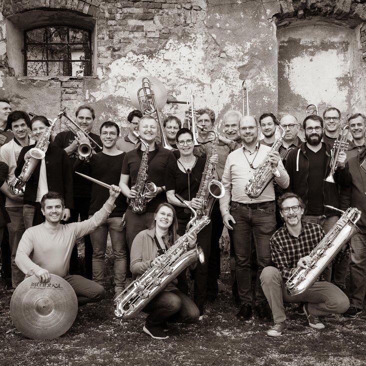 Ein schwarz-weiß Gruppenfoto des Bosch Jazz Orchestras