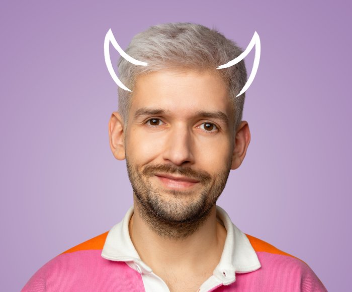 Portraitfoto Michael Buchinger mit aufgemalten Hörnern am Kopf.