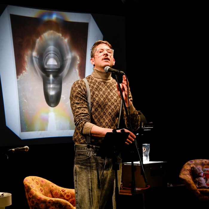 Boris Rosenberger in Kostüm im Bühnenbild von "The first cut is the deepest"