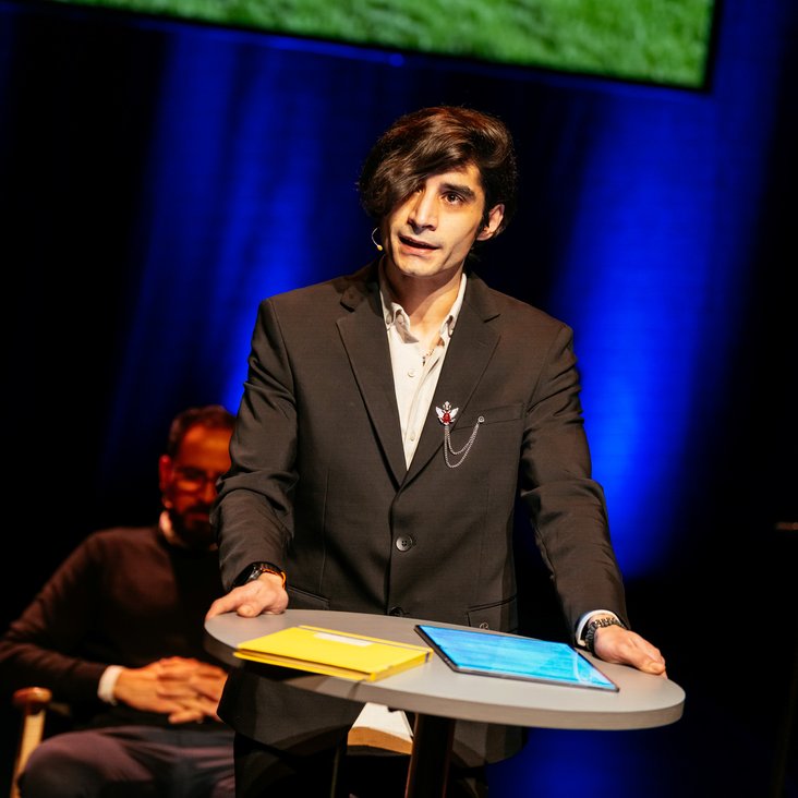 Protagonist:innen aus der Produktion "Angekommen" auf der Bühne.