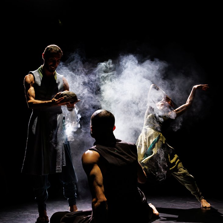Das Ensemble von Gauthier Dance in Akram Khans "Turning of Bones" auf der Theaterhaus-Bühne