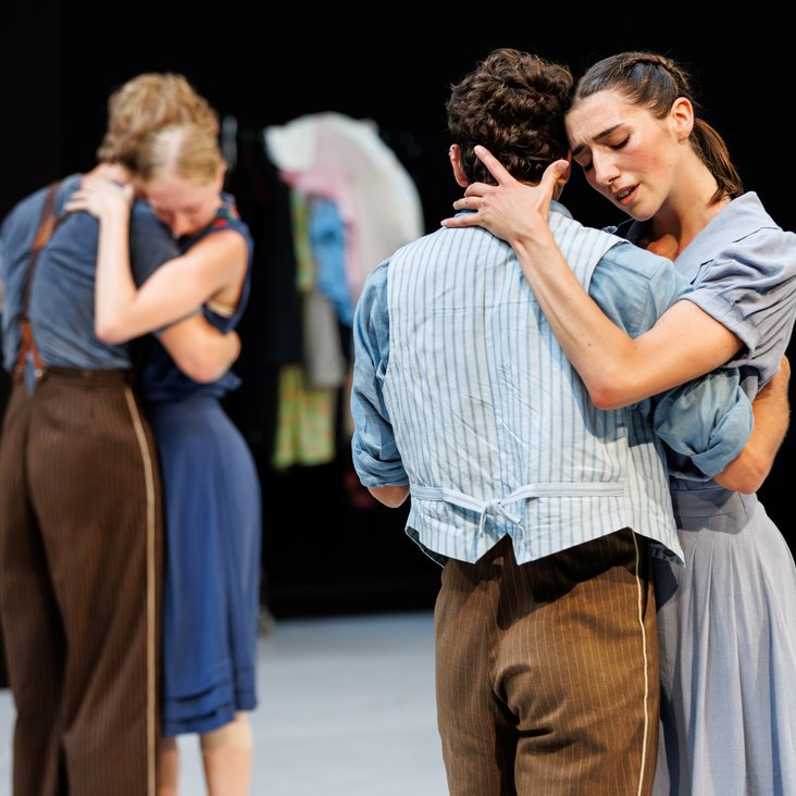Die Gauthier Dance JUNIORS in Kostümen auf der Sporthallen-Bühne im Theaterhaus