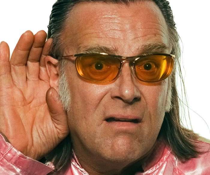 Michael Gaedt mit rosa Jacke mit Aufnähern und gelber Sonnenbrille