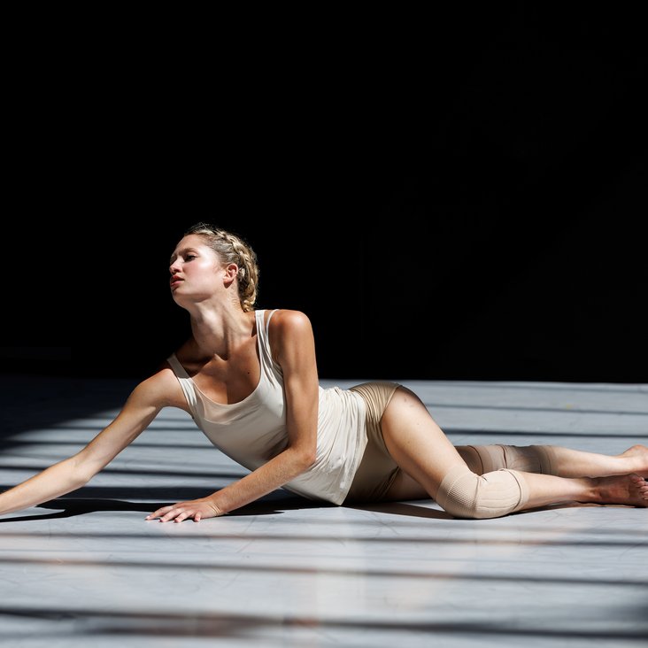 Die Gauthier Dance JUNIORS in Kostümen auf der Sporthallen-Bühne im Theaterhaus