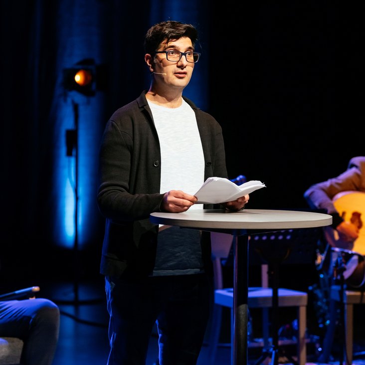 Protagonist:innen aus der Produktion "Angekommen" auf der Bühne.