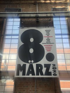 Ein Plakat das im Foyer des Theaterhauses hängt. In großen Buchstaben steht "8. März 2026" darauf, daneben: Wählen gehen und dann ins Theaterhaus zu einer von sechs Vorstellungen. Schauspiel, Musical, Comedy, Tanz