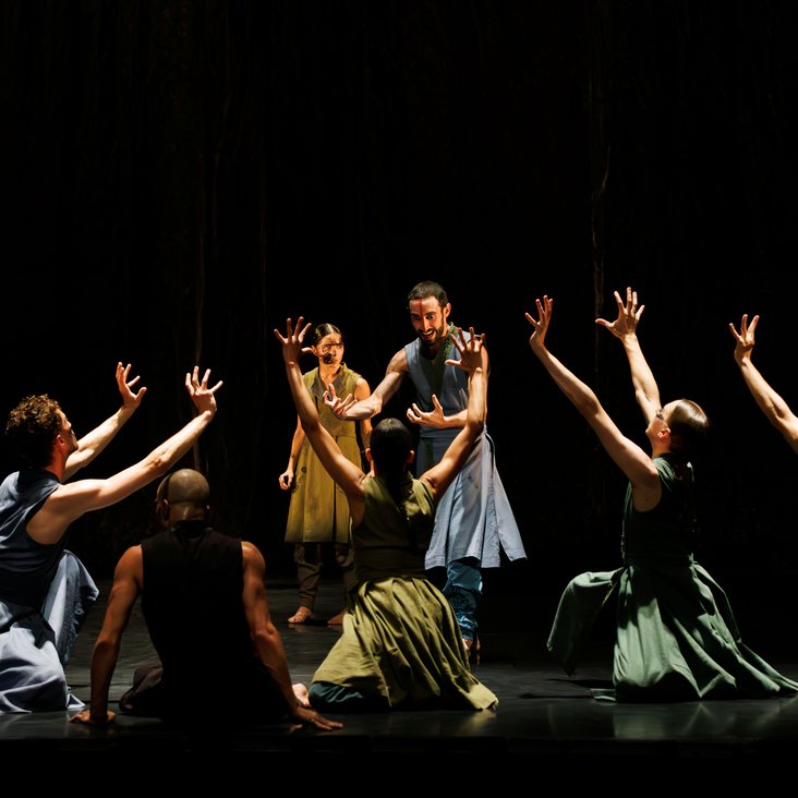 Das Ensemble von Gauthier Dance in Akram Khans "Turning of Bones" auf der Theaterhaus-Bühne