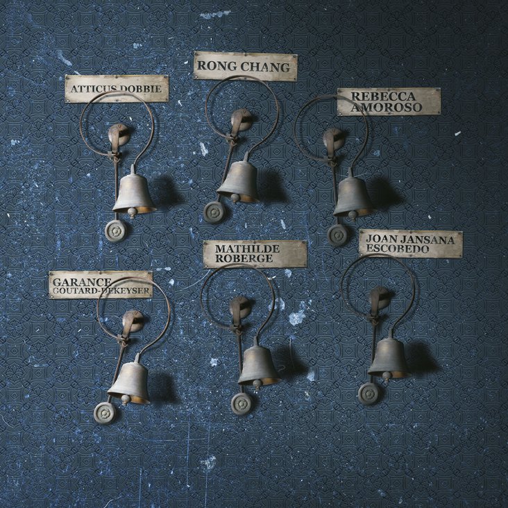 Dienstbotenklingeln mit den Namen der Tänzer:innen der Gauthier Dance JUNIORS